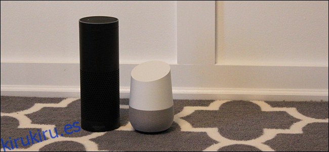 Amazon Echo y Google Home uno al lado del otro