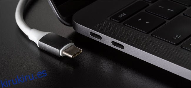 Cable USB-C junto a una computadora portátil compatible con USB-C