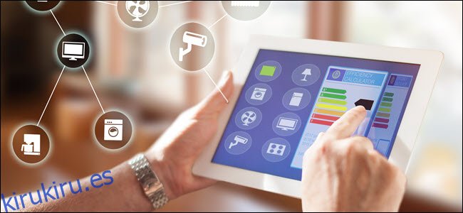Hogar inteligente, concepto de tecnología de control remoto de automatización del hogar inteligente en teléfonos inteligentes / tabletas que funcionan con la aplicación smarthome