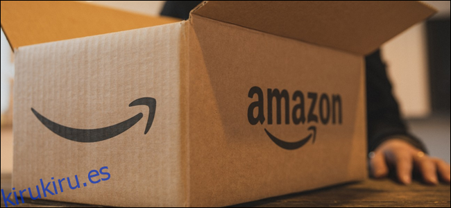 Una caja de Amazon sobre una mesa