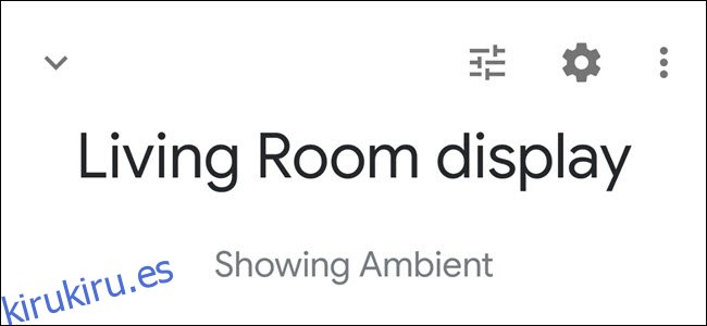 La aplicación Google Home muestra el encabezado de la pantalla de la sala de estar con el texto 'Mostrando ambiente'
