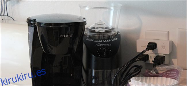 cafetera conectada a un enchufe inteligente