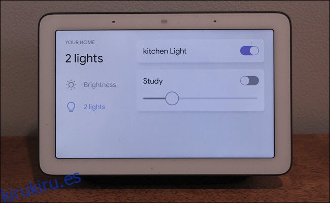 Google Home Hub con controles de luz inteligentes en pantalla.