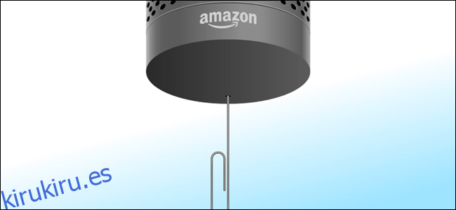 Amazon Echo con un clip insertado en el orificio de reinicio