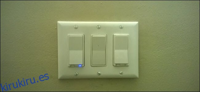 Dos interruptores de luz inteligentes y un tercer interruptor de luz tradicional