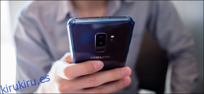 Hombre vestido con camisa gris usa azul Samsung S9 plus