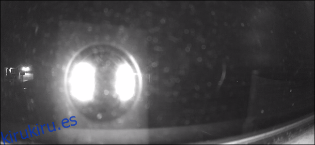 Wyze Cam con LED de visión nocturna encendidos, la mayor parte de la imagen está oscurecida por luces brillantes