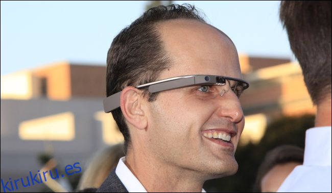 hombre con Google Glass