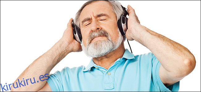 Hombre mayor que realmente aprecia la calidad de sonido de sus costosos auriculares