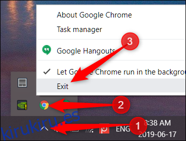 Haga clic en Mostrar iconos ocultos, haga clic con el botón derecho en el icono de Chrome y, a continuación, haga clic en Salir