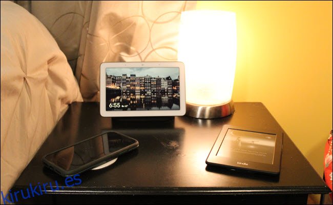 Nest Hub, Kindle y iPhone en un pedestal.