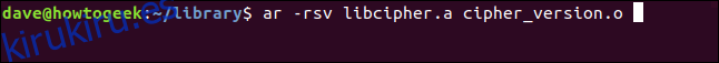 ar -rsv libcipher.a cipher_version.o en una ventana de terminal