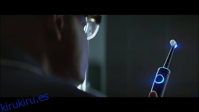 Hombre del comercial de Alexa mirando su cepillo de dientes Echo iluminado.