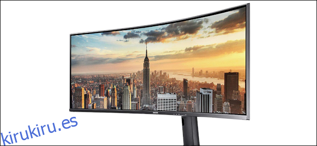 Un monitor ultra ancho Samsung de 43 pulgadas que muestra una escena del horizonte de Nueva York al atardecer.