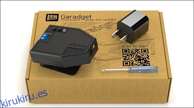 Sensor láser Garadget colocado encima de una caja.