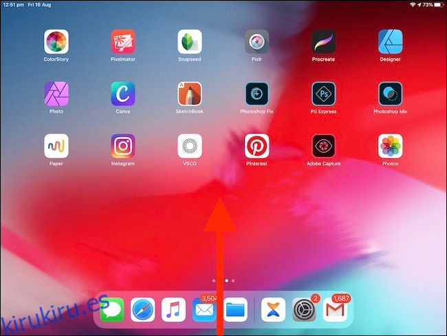 Desliza el dedo hacia arriba desde la parte inferior de la pantalla del iPad para revelar el selector de aplicaciones.