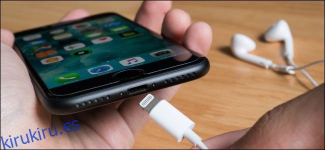 Conexión de un cable Lightning a un iPhone
