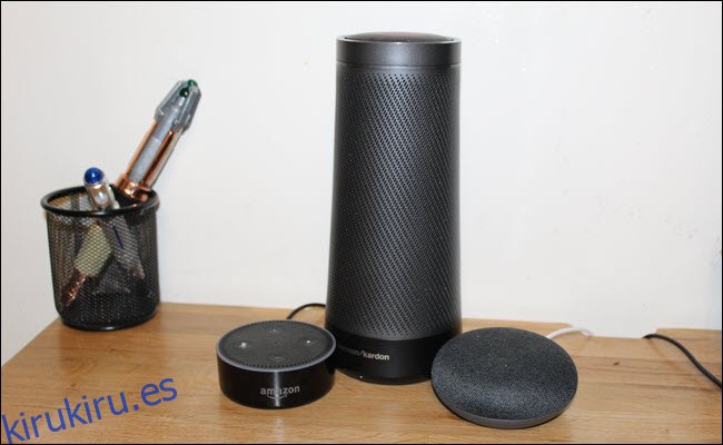 Un Amazon Echo, Google Home Mini y Harmon Kardon Invoke (altavoz Cortana)
