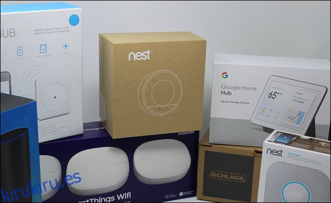 Un termostato Nest, Google Home Bub, Nest Protect, Schlage Smart Lock, Wink Hub, SmartThings Wifi Hub y Amazon Echo.