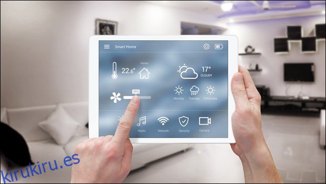 Manos usando un Smart Home Automation en un iPad.