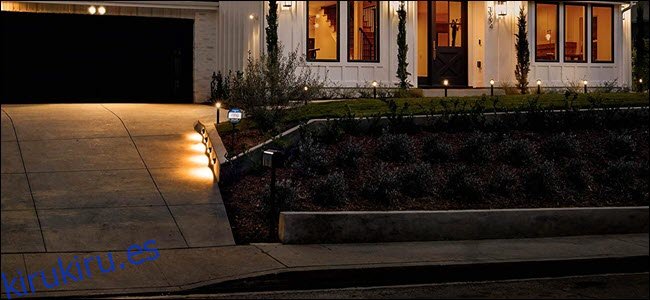 Una serie de luces inteligentes anulares que bordean un camino peatonal.