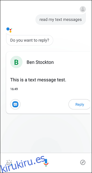 La aplicación Asistente de Google en un teléfono inteligente que le pregunta si desea responder a un mensaje de texto.