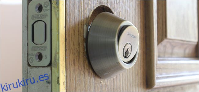 El conjunto de llave de una cerradura, ligeramente inclinado hacia afuera de la puerta.