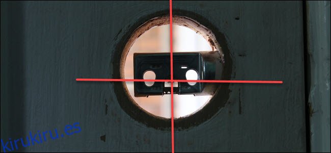 Una cavidad de cerradura con un perno en ella y líneas que cruzan el centro vertical y horizontal.