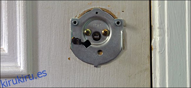 Una placa de metal con dos tornillos y un cable de alimentación que la atraviesa.