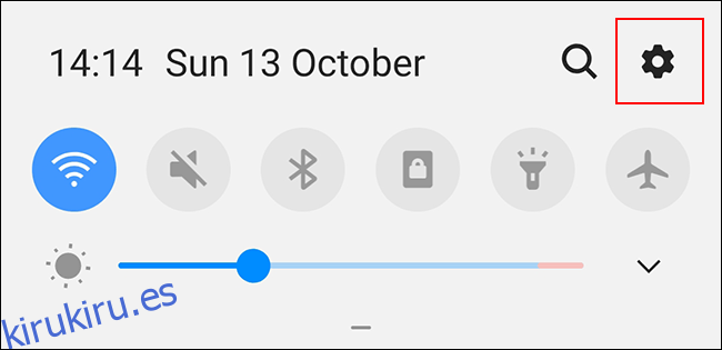 Desliza hacia abajo para acceder a la pantalla de notificaciones de Android, luego presiona el ícono de ajustes