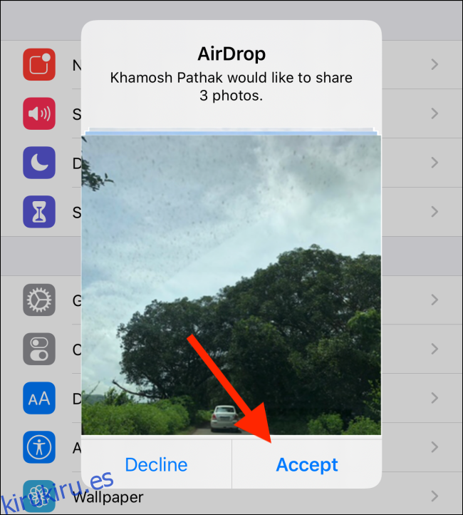 Una solicitud de AirDrop para compartir fotos;  tu contacto tiene que tocar 