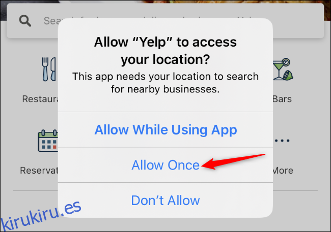La opción Permitir una vez para el acceso a la ubicación de Yelp en un iPhone.