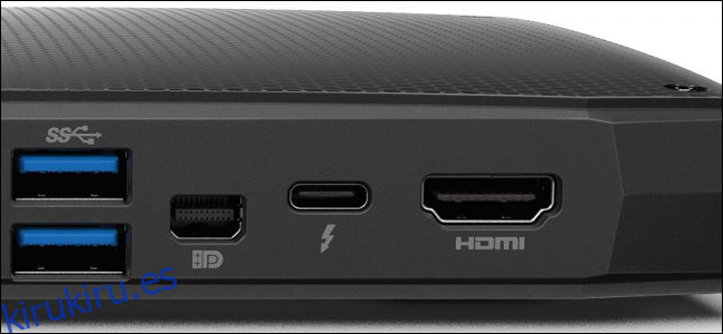 Una toma de primer plano de los puertos de la computadora portátil, incluidos (desde la izquierda) HDMI, Thunderbolt 3, DisplayPort y puertos USB duales.