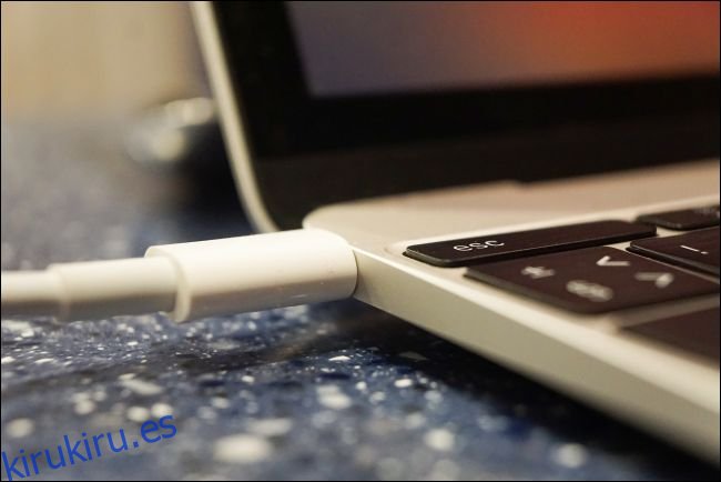 Un cable de alimentación conectado a una MacBook.