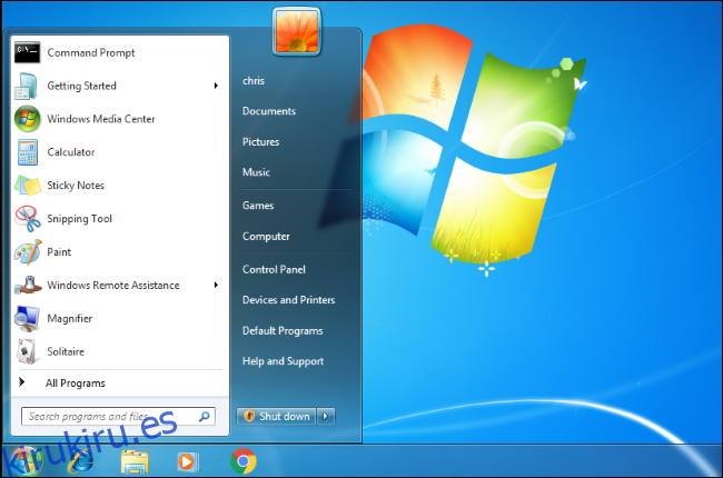 El menú Inicio se abre en un escritorio de Windows 7.