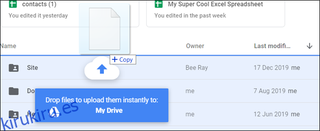 Un archivo a medio arrastrar, a punto de cargarse en Google Drive PWA.