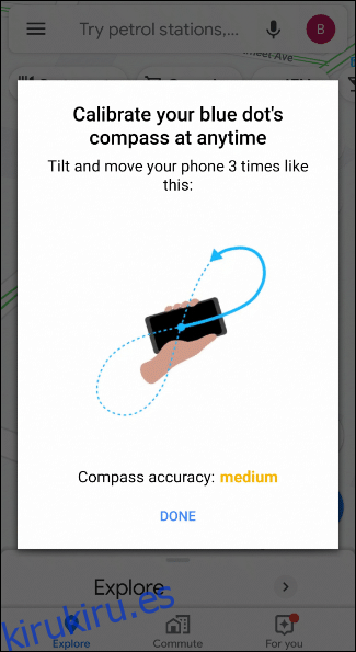 Durante la calibración de la brújula de Android en Google Maps, rastrea tu teléfono en forma de ocho tres veces