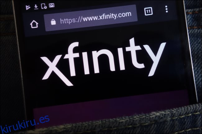 El sitio web de Xfinity en un teléfono inteligente en el bolsillo de alguien.