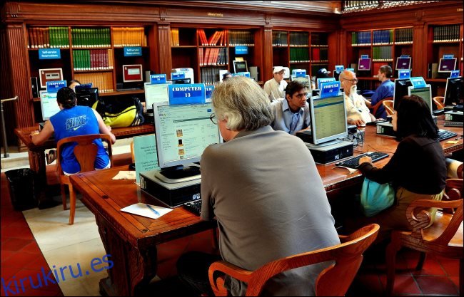 Personas que utilizan computadoras públicas en una biblioteca de la ciudad de Nueva York