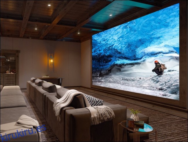Una pantalla LED de cristal 8K de Sony en un sistema de cine en casa.