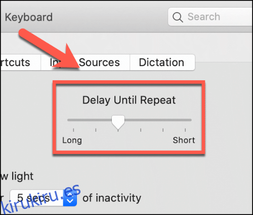 Mueva el control deslizante Retraso hasta repetir hacia arriba y hacia abajo para afectar el retraso de repetición del teclado de Mac