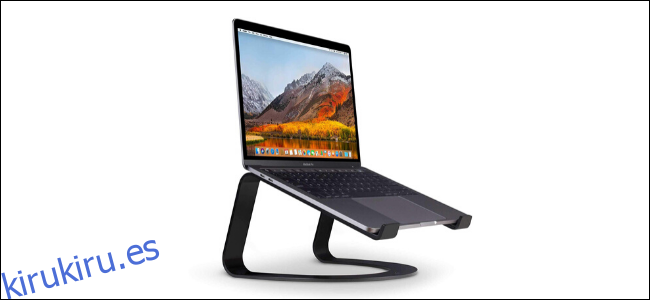 El soporte para computadora portátil Twelve South Curve con una MacBook sobre él. 
