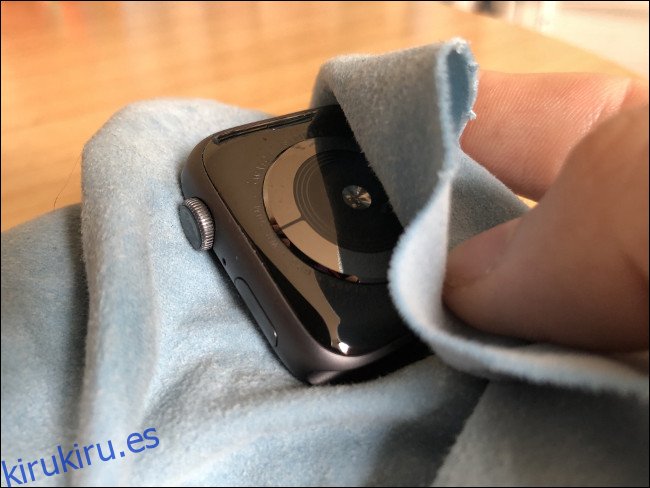 Limpie el Apple Watch con un paño húmedo para quitar la suciedad