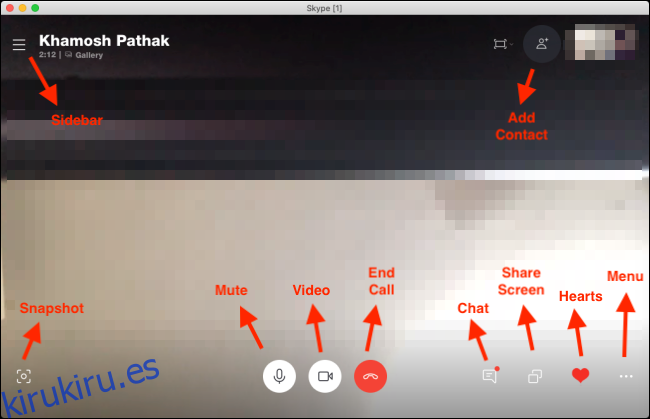 Los íconos de la barra lateral, Agregar contacto, Instantánea, Silencio, Video, Finalizar llamada, Chat, Compartir pantalla, Corazones y Menú en una videollamada de Skype para escritorio. 