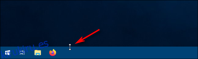 Usando el cursor de cambio de tamaño para cambiar el tamaño de la barra de tareas en Windows 10
