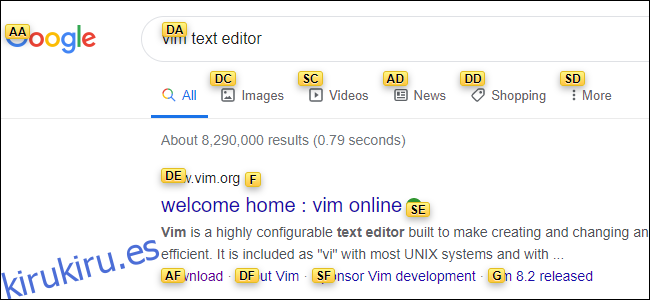 Una página de resultados de Google con cada enlace superpuesto con una etiqueta amarilla que contiene dos letras cada una.