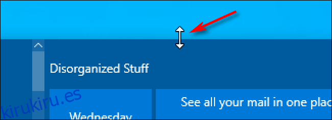 Un cursor de flecha de cambio de tamaño de Windows 10 sobre el menú Inicio