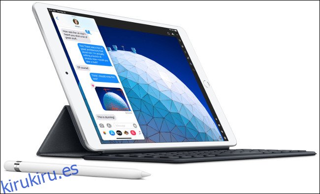 El iPad Air 2020 con un teclado inteligente y un lápiz de Apple.