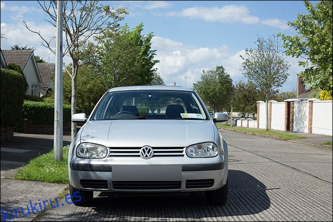 Vista frontal de un vehículo Volkswagen tomada con una lente normal.