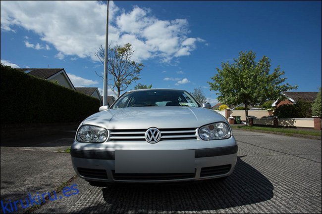 Vista frontal de un vehículo Volkswagen tomada con una lente gran angular.